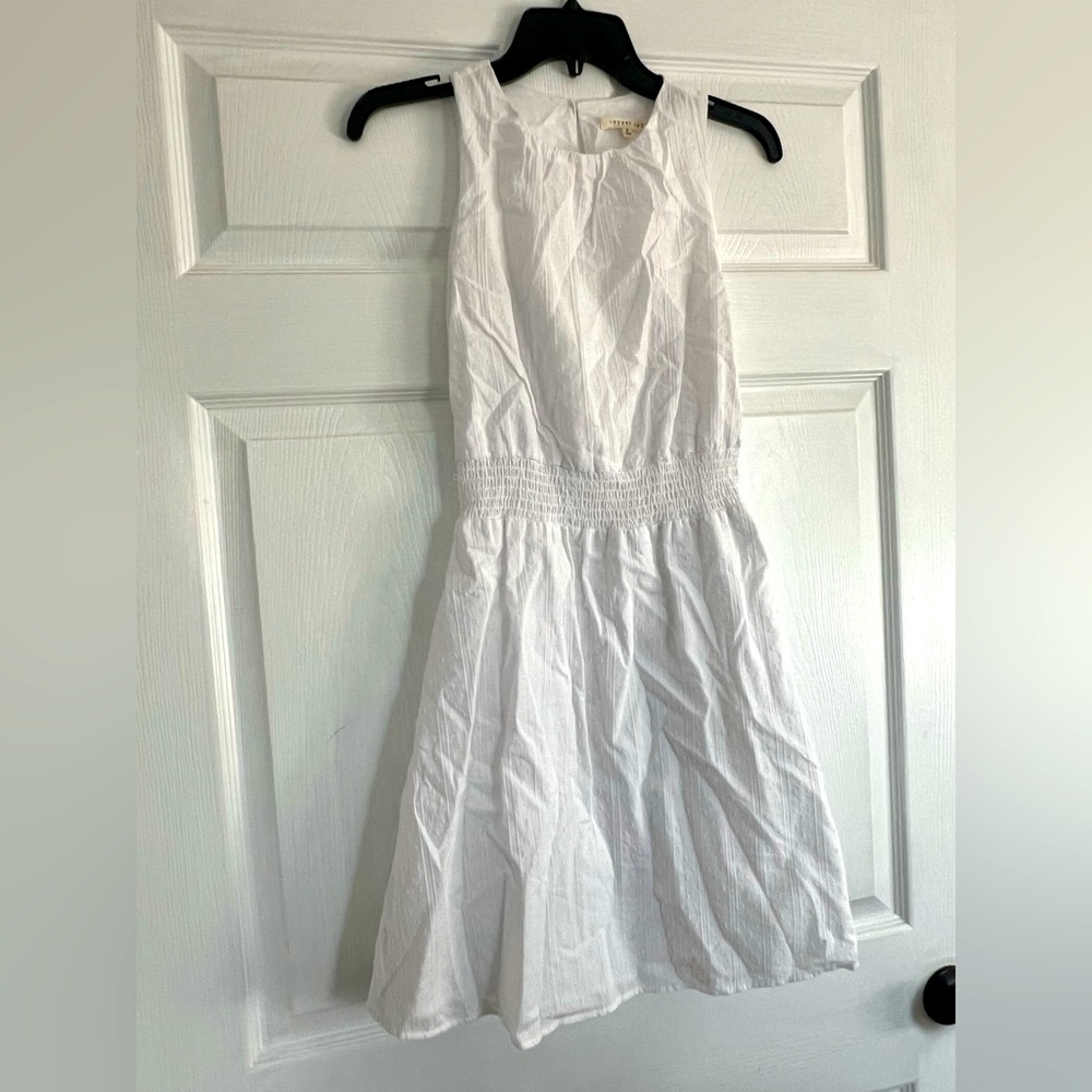 Cute beautiful white lightweight spring/summer dress.